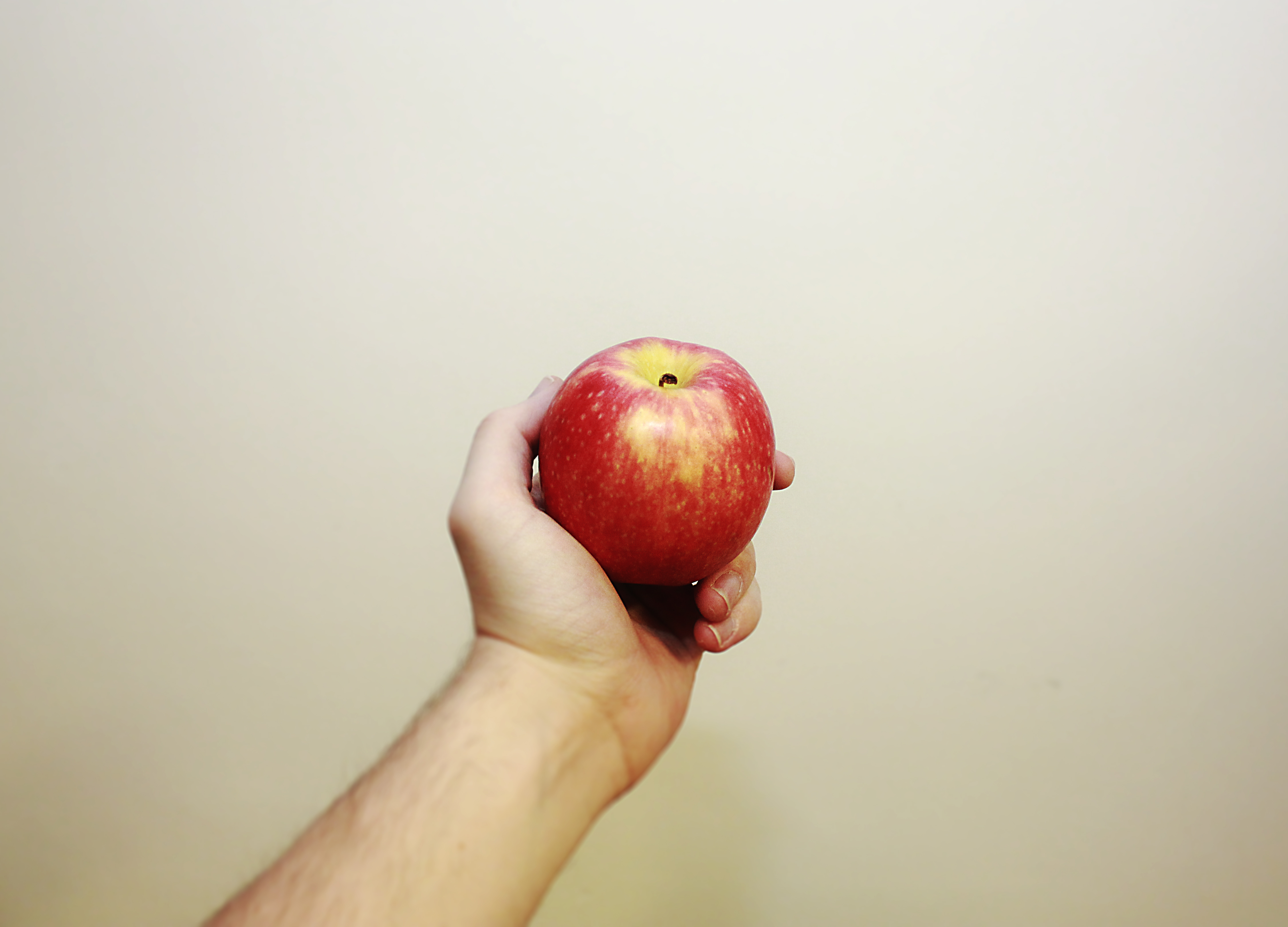 Кидает яблоко. Яблоко. Яблоко в руке. Фрукты в руках. Протягивает яблоко.